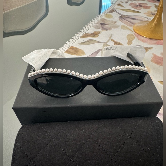 CHANEL brand new in box! Pearl cat eye sunglasses black classic - Picture 3 of 6